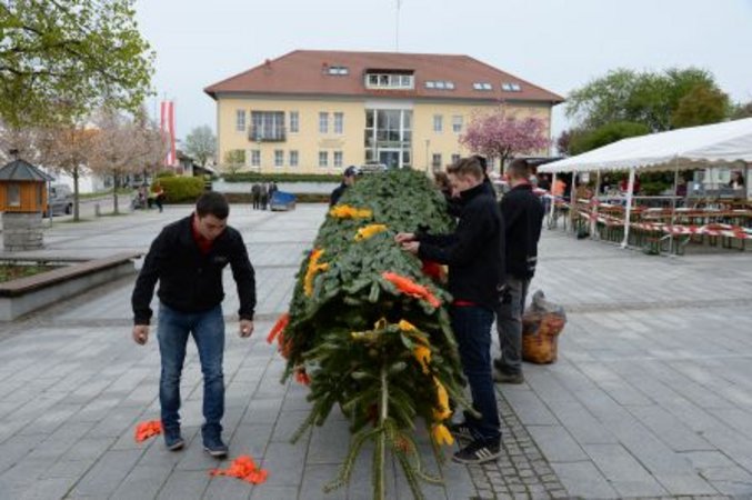 Maibaumaufstellen am 01.05.2016